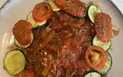 Volkoren pasta met courgette en tomaat